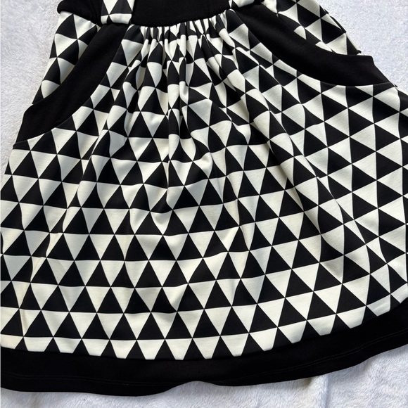 atina cristina Black and White Triangle Pattern Sleeveless Dress. Size XS - Picture 7 of 9